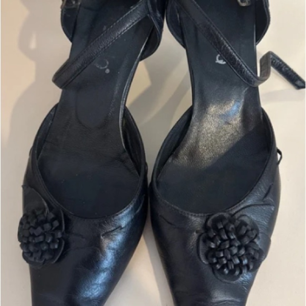 Chic Black Women's Heels with Floral Detail